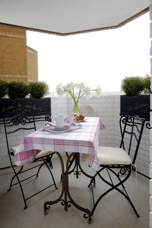 Γλάστρες σε μικρό μπαλκόνι