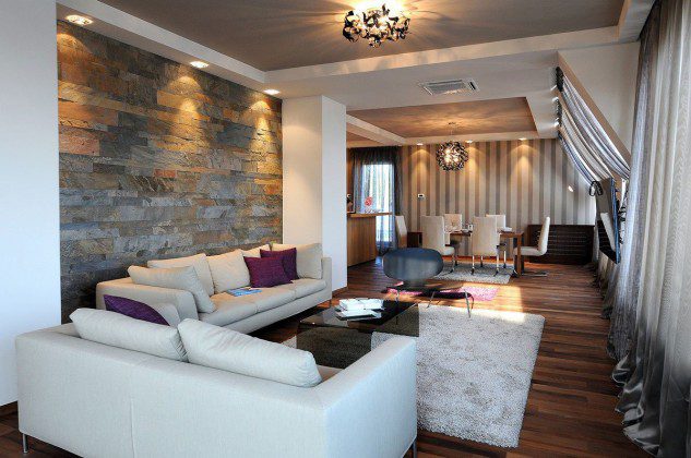Διακόσμηση με φυσική πέτρα σε τοίχο σαλονιού