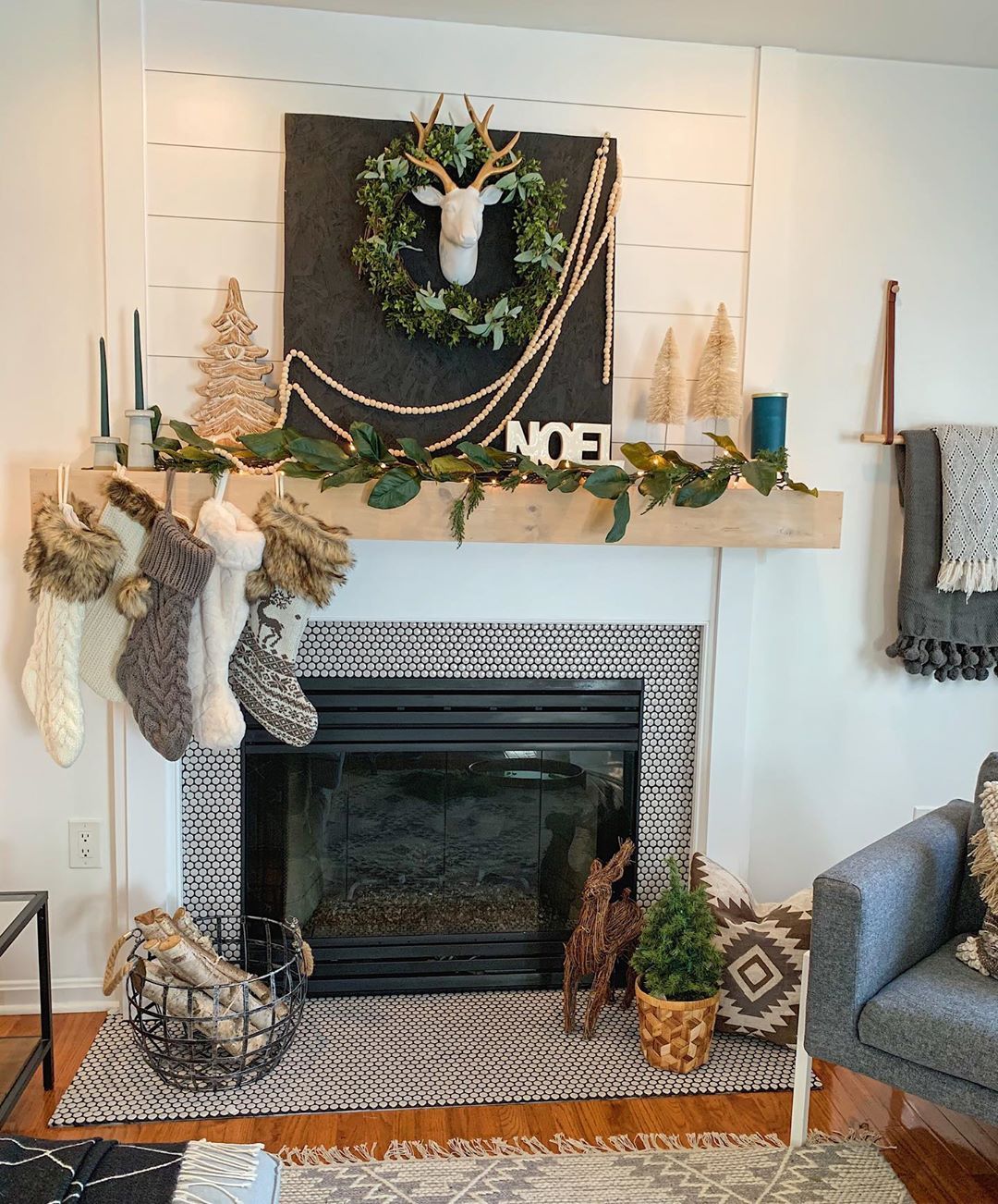 Χριστουγεννιάτικη διακόσμηση τζακιού